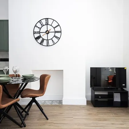 Ouse Flat East Mount By Furnished Centre Location To Races *