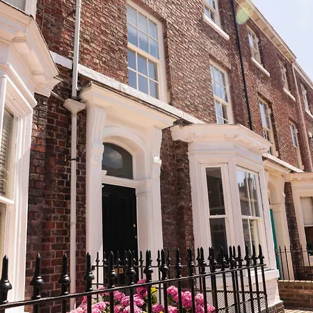 Ouse Flat East Mount By Furnished Centre Location To Races *